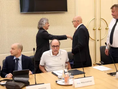 Premier Golob je&nbsp; gostil drugi posvet o spopadanju z energetsko draginjo. Na fotografiji: Igor Masten in Mitja Gaspari, v ozadju Robert Golob, direktor družbe Plinovodi Marjan Eberlinc in (skrajno desno) direktor družbe Eles ﻿Aleksander Mervar. Foto: Tomaž Skale