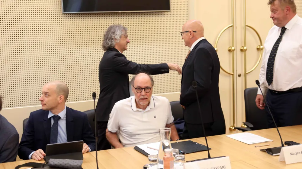 Premier Golob je&nbsp; gostil drugi posvet o spopadanju z energetsko draginjo. Na fotografiji: Igor Masten in Mitja Gaspari, v ozadju Robert Golob, direktor družbe Plinovodi Marjan Eberlinc in (skrajno desno) direktor družbe Eles ﻿Aleksander Mervar. Foto: Tomaž Skale