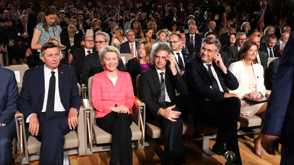 Ob slovenskem predsedniku in premierju sta bila na blejskem forumu tudi hrvaški premier Andrej Plenković in prvič tudi predsednica evropske komisije Ursula von der Leyen. Foto: Bojan Velikonja