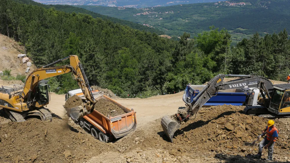 Gradbiče dostopne ceste do trase Divača Koper nad Gabrovico pri Črnem Kalu<br><br>21.06.2019. Črni Kal. Ogled gradbiča dostopnih cest do trase drugega tira med Divačo in Koprom. Drugi elezniki tir Divača Koper.<br><br>//FOTO: Bojan Velikonja