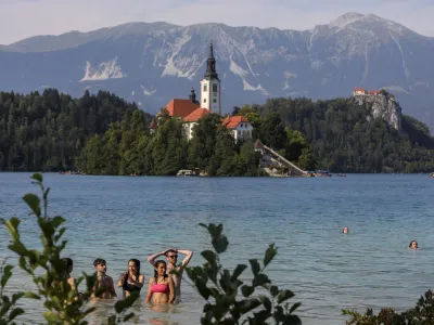 - 21.7.2022 - Bled - Blejski otok, kopalci, turisti, vročina, hlajenje, jezero, vodne aktivnosti //FOTO: Jaka Gasar