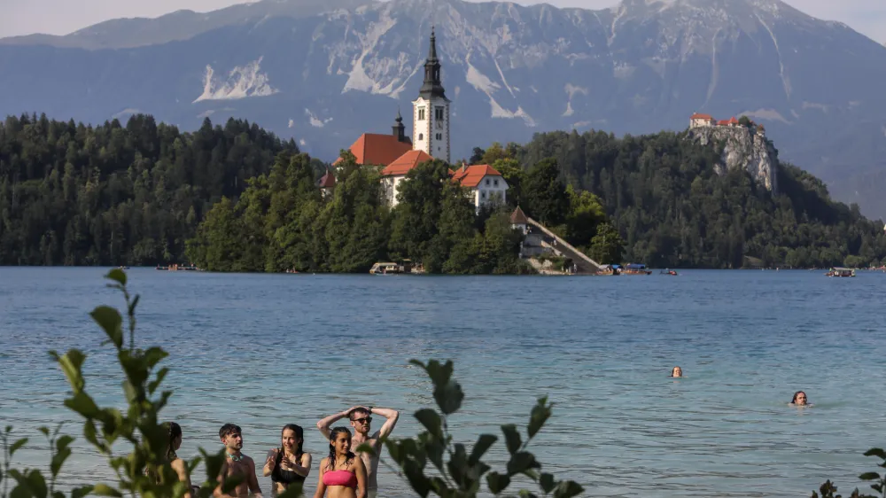 - 21.7.2022 - Bled - Blejski otok, kopalci, turisti, vročina, hlajenje, jezero, vodne aktivnosti //FOTO: Jaka Gasar