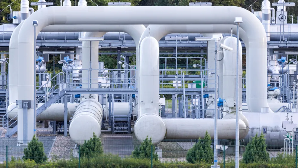 11 July 2022, Mecklenburg-Western Pomerania, Lubmin: A general view of the pipe systems and shut-off devices at the gas receiving station of the Nord Stream 1 Baltic Sea pipeline and the transfer station of the OPAL (Ostsee-Pipeline-Anbindungsleitung - Baltic Sea Pipeline Link) long-distance gas pipeline. The Nord Stream 1 Baltic Sea pipeline, through which Russian natural gas has been flowing to Germany since 2011, will be shut down for around ten days for scheduled maintenance work. Photo: Jens Büttner/dpa