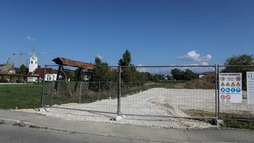 Zemljišče v Kosezah ob ulici Draga so že ogradili. Foto: Luka Cjuha