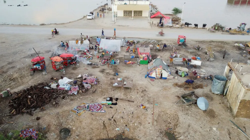 A general view of makeshift tents as flood victims take refuge, following rains and floods during the monsoon season, in Dera Allah Yar, District Jafferabad, Pakistan September 1, 2022. REUTERS/Stringer NO RESALE. NO ARCHIVE.