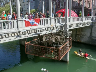 - 20.042019 - Spomladanska čistilna akcija Za lepo Ljubljano 2019  čičenje Ljubljanice od pice do Zmajskega mostu<br><br> <br><br>//FOTO: Luka Cjuha.