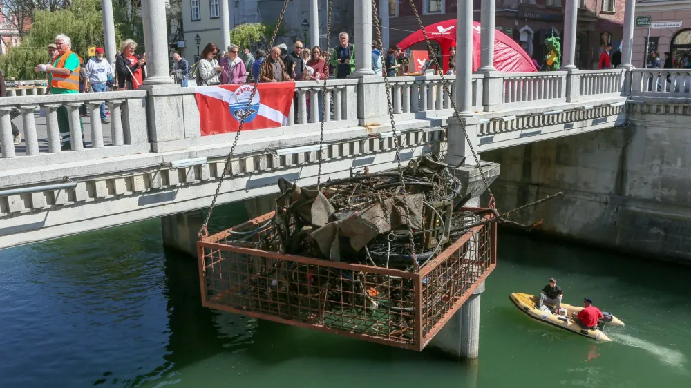 - 20.042019 - Spomladanska čistilna akcija Za lepo Ljubljano 2019  čičenje Ljubljanice od pice do Zmajskega mostu<br><br> <br><br>//FOTO: Luka Cjuha.