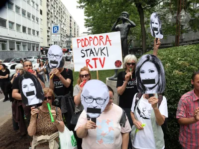 - 23.05.2022 – stavka novinarjev na RTV Slovenija - novinarji iz koordinacije novinarskih sindikatov javne RTV so z opozorilno stavko zahtevali novinarsko avtonomijo in socialni dialog. <br><br>//FOTO: Tomaž Skale<br>