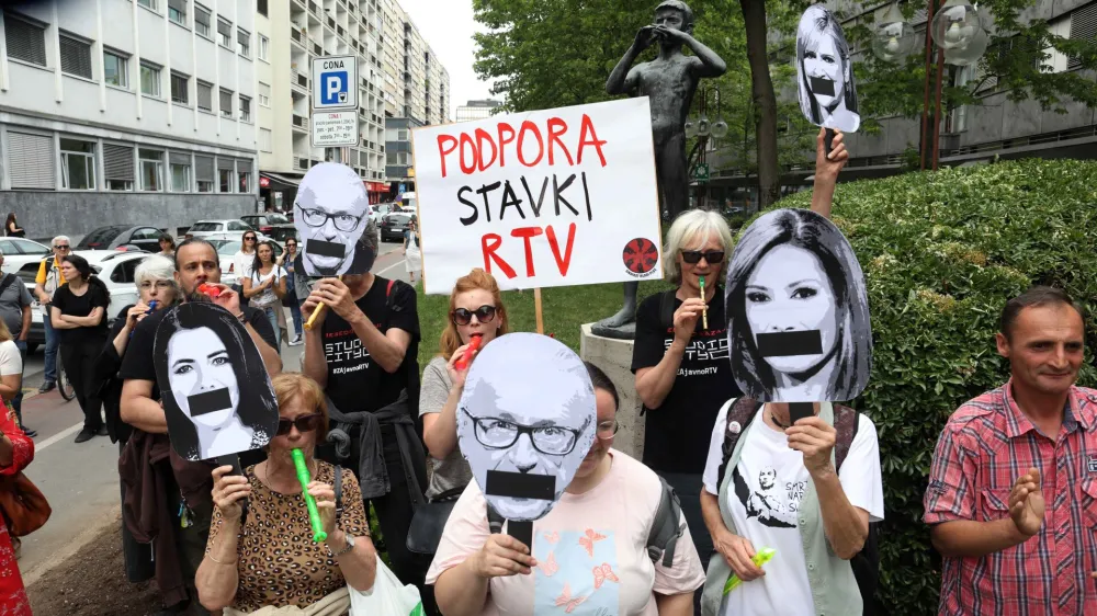 - 23.05.2022 – stavka novinarjev na RTV Slovenija - novinarji iz koordinacije novinarskih sindikatov javne RTV so z opozorilno stavko zahtevali novinarsko avtonomijo in socialni dialog. <br><br>//FOTO: Tomaž Skale<br>