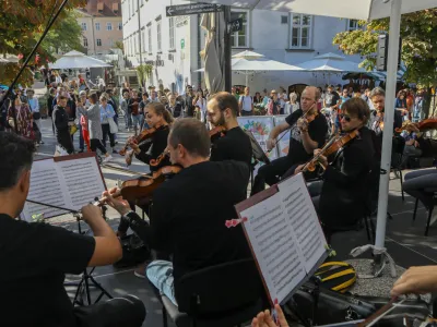 - 03.09.202 - Filharmonična hit parada na ljubljanski tržnici – Orkester Slovenske filharmonije –  //FOTO: Luka Cjuha