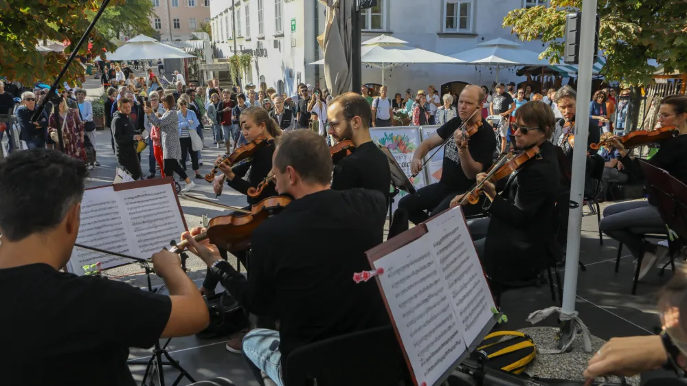 - 03.09.202 - Filharmonična hit parada na ljubljanski tržnici – Orkester Slovenske filharmonije –  //FOTO: Luka Cjuha