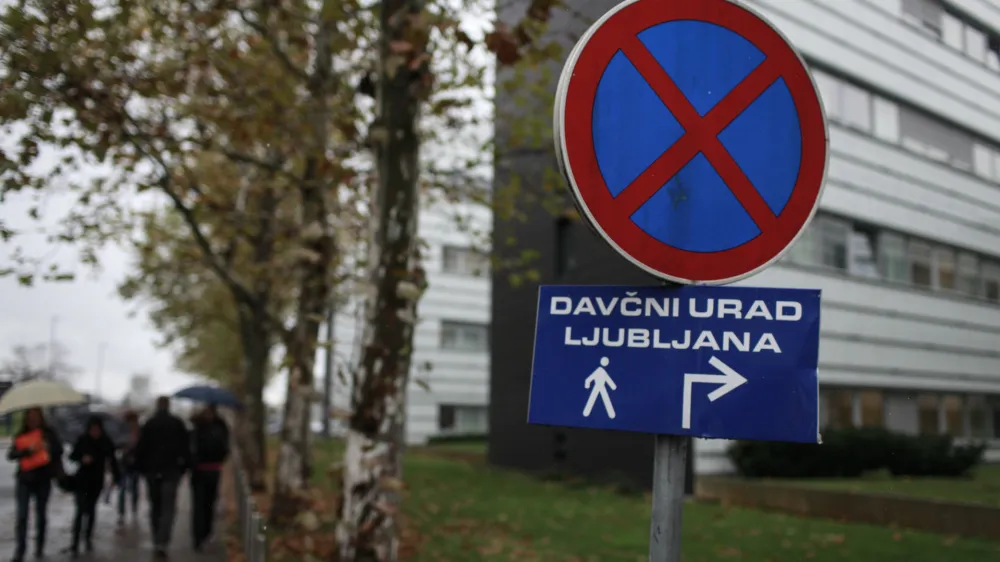 - simbolična fotografija - Davčni urad Ljubljana, davki - dajatve - prispevki,. //FOTO: Luka Cjuha