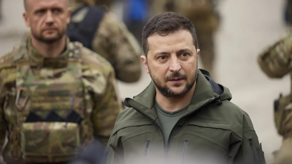 14 September 2022, Ukraine, Izium: Ukrainian President Volodymyr Zelensky (R) takes a walking tour of the liberated city of Izium. Zelensky made a surprise visit to the city recaptured from Russia during a Ukrainian counter-offensive. Photo: -/Ukrainian Presidential Press Office via Planet Pix via ZUMA Press Wire/dpa