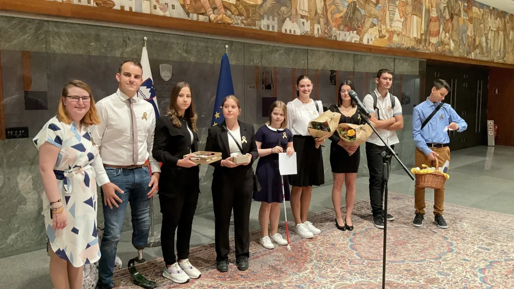 Minuli torek so predstavnike Zlate pentljice sprejeli v državnem zboru, kjer so brez zadržkov spregovorili o bolezni, zdravljenju in težavah. 