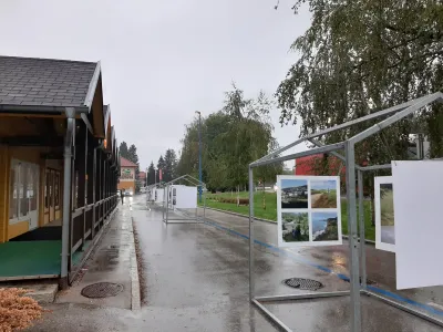 V občini Medvode so se pridružili pobudi Odprta ulica in za dober mesec dni zaprli sicer precej oblegano enosmerno cesto od banke do pošte. Namesto avtomobilov tam zdaj kraljuje fotografska razstava o pohodništvu.