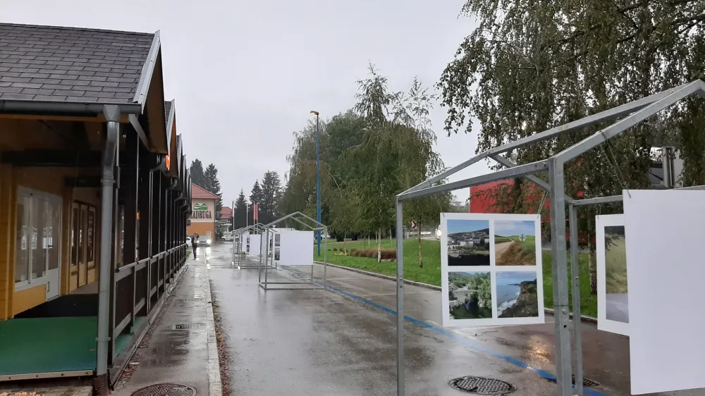 V občini Medvode so se pridružili pobudi Odprta ulica in za dober mesec dni zaprli sicer precej oblegano enosmerno cesto od banke do pošte. Namesto avtomobilov tam zdaj kraljuje fotografska razstava o pohodništvu.