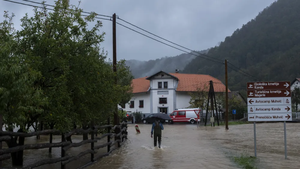 - 16.09.2022 - Močno deževje in poplave v Dolu ob reki Kolpi.  //FOTO: Nik Erik Neubauer