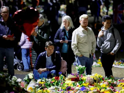 People view floral tributes in Green Park, following the death of Britain's Queen Elizabeth, in London, Britain September 17, 2022. REUTERS/Sarah Meyssonnier    TPX IMAGES OF THE DAY