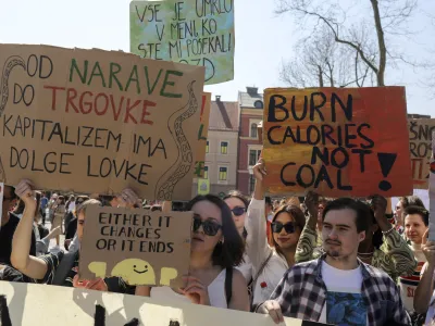 - 25.03.2022 - Podnebni štrajk: PLANET PRED PROFIT! - vseslovenski podnebni protest gibanja Mladi za podnebno pravičnost na Kongresnem trgu: protestni shod /FOTO: Jaka Gasar