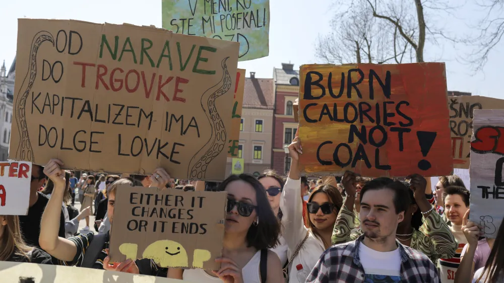 - 25.03.2022 - Podnebni štrajk: PLANET PRED PROFIT! - vseslovenski podnebni protest gibanja Mladi za podnebno pravičnost na Kongresnem trgu: protestni shod /FOTO: Jaka Gasar