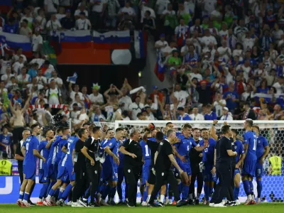 Soccer Football - Euro 2024 - Group C - England v Slovenia - Cologne Stadium, Cologne, Germany - June 25, 2024 Slovenia players celebrate after the match REUTERS/Piroschka Van De Wouw