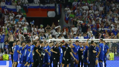 Soccer Football - Euro 2024 - Group C - England v Slovenia - Cologne Stadium, Cologne, Germany - June 25, 2024 Slovenia players celebrate after the match REUTERS/Piroschka Van De Wouw