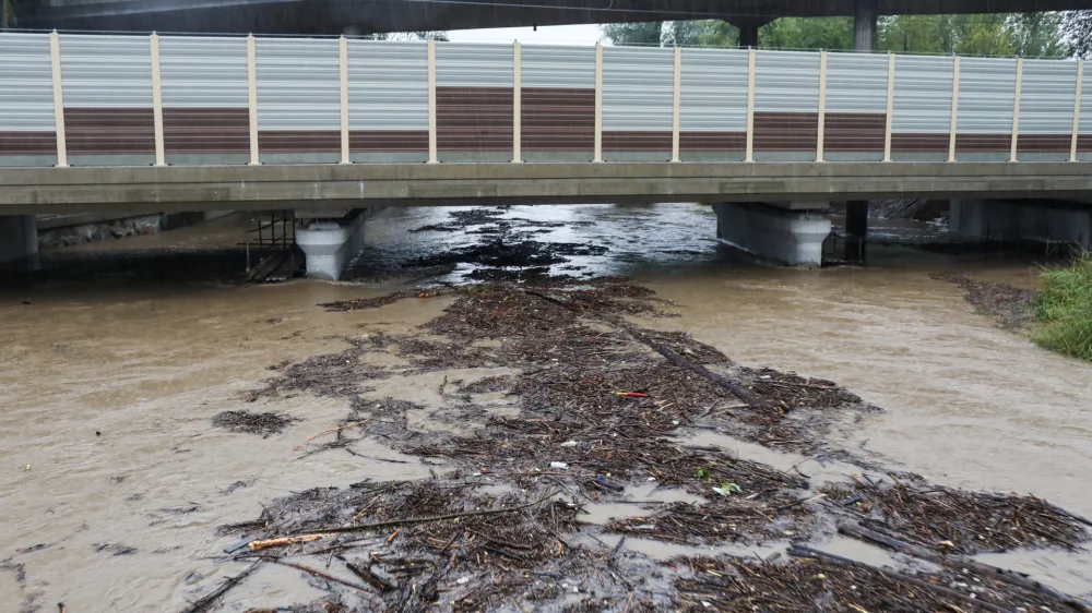 - Mali Graben pri Dolgem mostu, naplavine- 16.09.2022 - Močno deževje in poplave v Ljubljani - neurje - meteorna voda je zalila več garaž, podhodov, kletnih in stanovanjskih prostorov, skladišč in poslovnih prostorov, pa tudi prostore osnovne šole in vrtca, lekarne ter Narodno galerijo.Foto: Bojan Velikonja