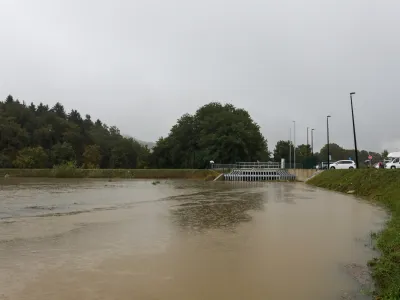 - Zadrževalnik Gradaščice, Brdo v Ljubljani.- 16.09.2022 - Močno deževje in poplave v Ljubljani - neurje - meteorna voda je zalila več garaž, podhodov, kletnih in stanovanjskih prostorov, skladišč in poslovnih prostorov, pa tudi prostore osnovne šole in vrtca, lekarne ter Narodno galerijo.Foto: Bojan Velikonja