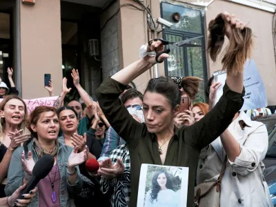 Nasibe Samsaei, an Iranian woman living in Turkey, cuts her hair during a protest following the death of Mahsa Amini, outside the Iranian consulate in Istanbul, Turkey September 21, 2022. REUTERS/Murad Sezer