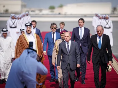 25 September 2022, Qatar, Doha: Mohammed bin Hamad bin Quassim Al Thani (L), Qatar's Minister of Trade and Industry, receives German Chancellor Olaf Scholz (C) at Doha airport. Photo: Kay Nietfeld/dpa