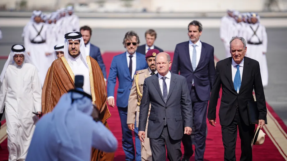 25 September 2022, Qatar, Doha: Mohammed bin Hamad bin Quassim Al Thani (L), Qatar's Minister of Trade and Industry, receives German Chancellor Olaf Scholz (C) at Doha airport. Photo: Kay Nietfeld/dpa