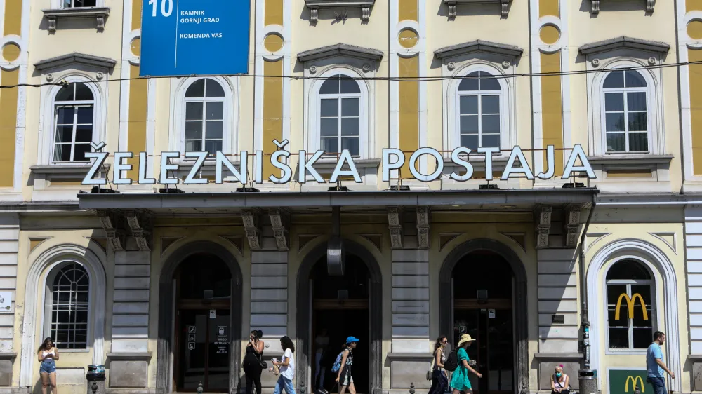 Mestni svet je državi dovolil, da po zgraditvi nove postajne dvorane nad železniškimi tiri v stari stavbi železniške postaje uredi hotel in gostinske lokale.
Foto: Luka Cjuha 