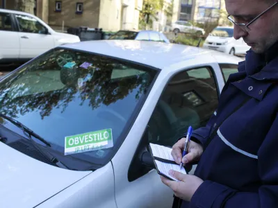 ﻿- obvestilo za nepravilno parkiranje podjetja JP LPT- Javno podjetje Ljubljanska parkirišča in tržnice, - globa za napačno parkiranje,   //FOTO: Luka Cjuha.