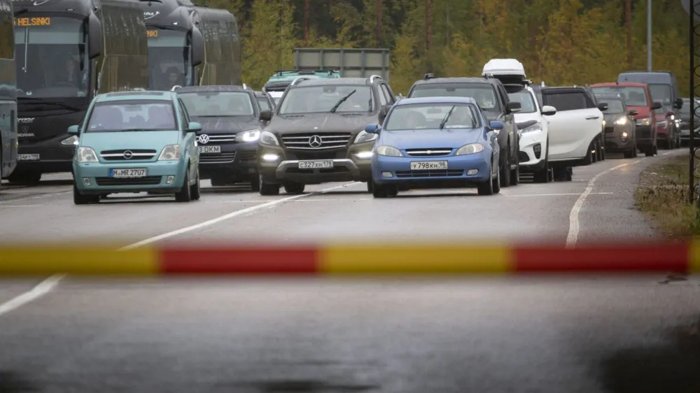 Russian cars and buses line up at the Vaalimaa border check point between Finland and Russia, in Virolahti, Finland September 30, 2022.  Lehtikuva/Sasu Makinen via REUTERS   ATTENTION EDITORS - THIS IMAGE WAS PROVIDED BY A THIRD PARTY. NO THIRD PARTY SALES. NOT FOR USE BY REUTERS THIRD PARTY DISTRIBUTORS. FINLAND OUT. NO COMMERCIAL OR EDITORIAL SALES IN FINLAND.