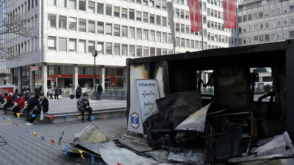 Zabojnik za kovidno testiranje je bil v požaru povsem uničen. F Jaka Gasar