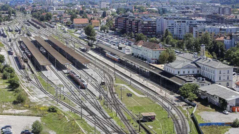 ﻿Železniška postaja Ljubljana - Slovenske železnice (SŽ)<br><br><br>- 25.08.2020 – Projekt Emonika City Center - načrtovani potniški center PCL, ki se bo nahajal med Dunajsko, Vilharjevo in Masarykovo cesto ter Trgom Osvobodilne fronte v Ljubljani //FOTO: Jaka Gasar