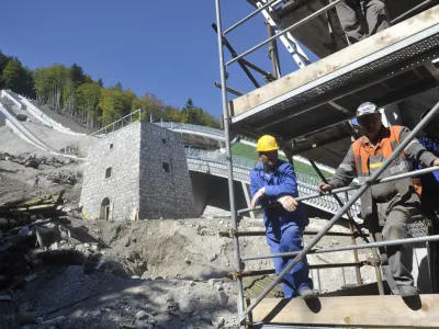 Bloudkova velikanka - Velika Rožman/Bloudkova skakalnica - ilustrativna fotografijaNordijski center (NC) Planica - gradnja skakalnicgradbeništvo, gradbeni delavci,    - Planica 2012 - reprezentanca v smučarskih skokih si je ogledala objekt Bloudkovevelikanke     //FOTO: Tomaž Zajelšnik