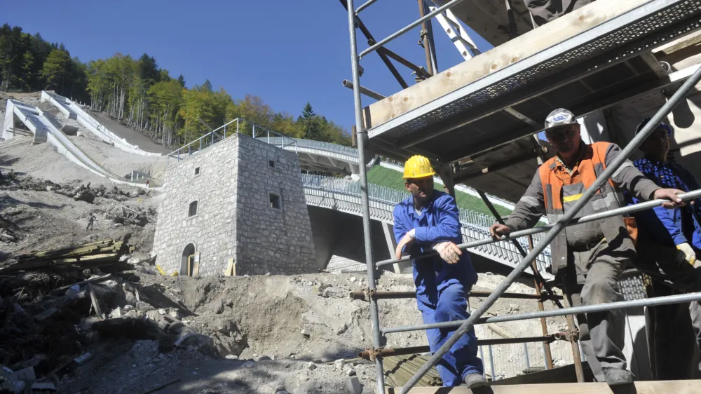 Bloudkova velikanka - Velika Rožman/Bloudkova skakalnica - ilustrativna fotografijaNordijski center (NC) Planica - gradnja skakalnicgradbeništvo, gradbeni delavci,    - Planica 2012 - reprezentanca v smučarskih skokih si je ogledala objekt Bloudkovevelikanke     //FOTO: Tomaž Zajelšnik