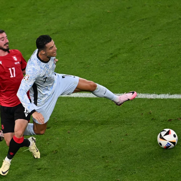 26 June 2024, North Rhine-Westphalia, Gelsenkirchen: Portugal's Cristiano Ronaldo (R) and Georgia's Otar Kiteishwili (L) fight for the ball during the UEFA Euro 2024 Group F soccer match between Georgia and Portugal at Arena auf Schalke. Photo: Bernd Thissen/dpa