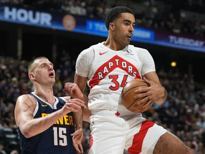 FILE - Toronto Raptors center Jontay Porter, right, pulls in a rebound as Denver Nuggets center Nikola Jokic, left, defends in the first half of an NBA basketball game Monday, March 11, 2024, in Denver. The NBA banned Toronto two-way player Jontay Porter on Wednesday, April 17, 2024, after a league probe found he disclosed confidential information to sports bettors and bet on games.(AP Photo/David Zalubowski, File) / Foto: David Zalubowski