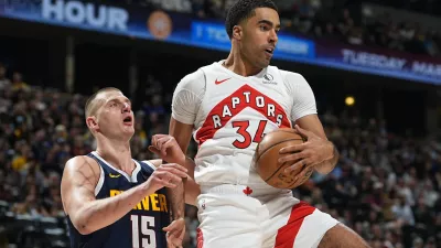 FILE - Toronto Raptors center Jontay Porter, right, pulls in a rebound as Denver Nuggets center Nikola Jokic, left, defends in the first half of an NBA basketball game Monday, March 11, 2024, in Denver. The NBA banned Toronto two-way player Jontay Porter on Wednesday, April 17, 2024, after a league probe found he disclosed confidential information to sports bettors and bet on games.(AP Photo/David Zalubowski, File) / Foto: David Zalubowski