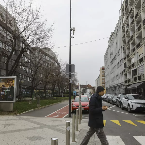 – Kolodvorska – Čufarjeva ulica pri RTV - nadzorna kamera- 29.02.2024 - Podjetje LPT izvaja videonadzor na področju Mestne občine Ljubljana – videonadzor – nadzorne kamere brez ustreznih oznak - //FOTO: Luka Cjuha