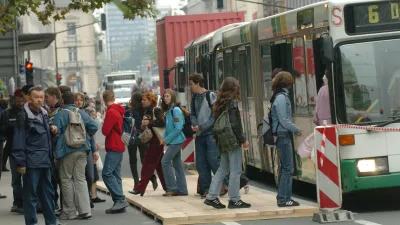 Dan brez avtomobila, avtobusno postajališče LPP, pešci, dijaki, //FOTO: Tomaž Skale