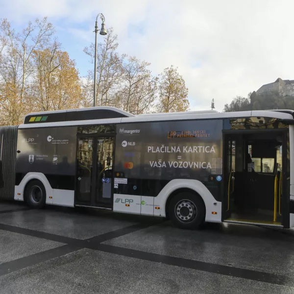 - ljubljanski mestni avtobus -- 29.11.2023 – Ljubljanski potniški promet (LPP) - predstavitev nove digitalne rešitve - plačevanje avtobusnih vozovnic s plačilnimi karticami na mestnih in medkrajevnih linijah - //FOTO: Luka Cjuha