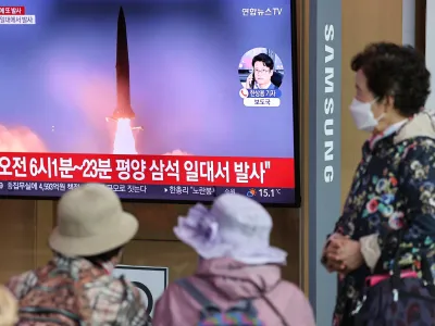 06 October 2022, South Korea, Seoul: People watch a TV report at Seoul Station on North Korea's firing of two short-range ballistic missiles into the East Sea earlier in the day, the sixth of its kind in just 12 days, in apparent protest of the return of the USS Ronald Reagan aircraft carrier to the East Sea. Photo: -/YNA/dpa