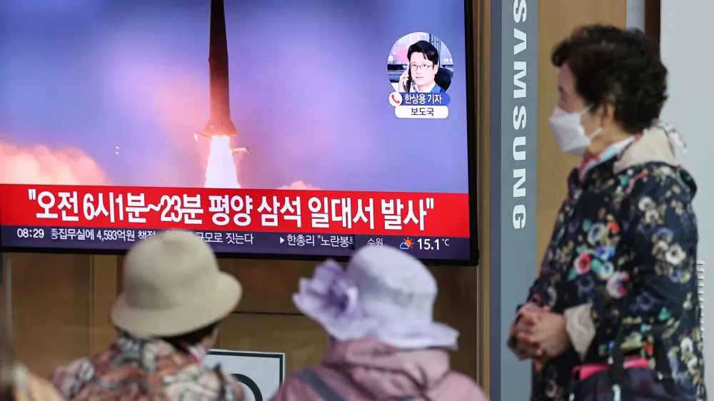 06 October 2022, South Korea, Seoul: People watch a TV report at Seoul Station on North Korea's firing of two short-range ballistic missiles into the East Sea earlier in the day, the sixth of its kind in just 12 days, in apparent protest of the return of the USS Ronald Reagan aircraft carrier to the East Sea. Photo: -/YNA/dpa