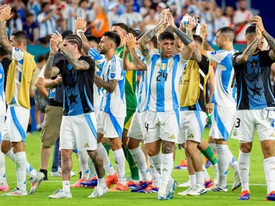 29 June 2024, US, Miami Gardens: Argentina players celebrate with their fans after the final whistle of the CONMEBOL Copa America 2024 Group D soccer match between Argentina and Peru at Hard Rock Stadium. Photo: Matias J. Ocner/TNS via ZUMA Press Wire/dpa