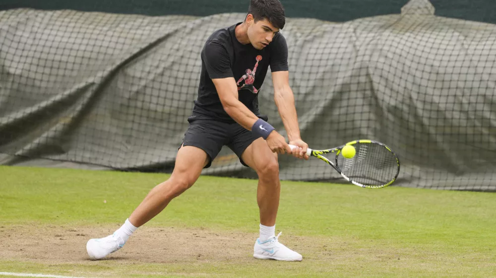 Carlos Alcaraz bo v Wimbledonu branil naslov. 