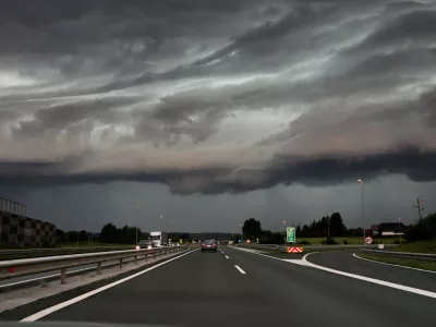 - Nevihta, nevihtni oblak. Štajerska avtocesta Maribor Ljubljana- 19.07.2023 – vreme - oranžno opozorilo za celotno Slovenijo – nevihtni pas - nevihte //FOTO: