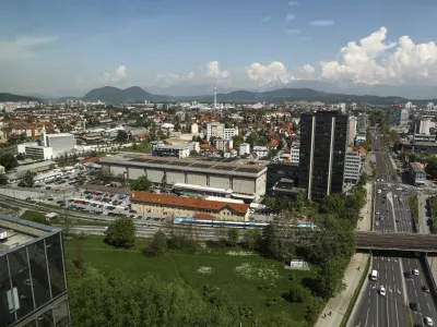 - 04.05.2022 - panorama Ljubljana - Šiška, ljubljanska džamija, delova stolpnica, stavba Delo (črna vdova)//FOTO: Luka Cjuha